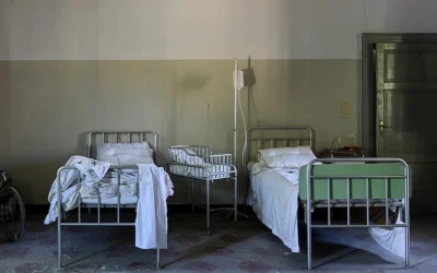 Egy tinilány pokoljárása a pszichiátrián: lekötözés, tudatmódosító szerek, végül öngyilkossági kísérlet