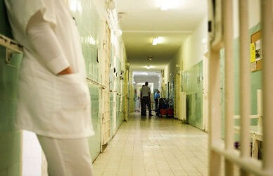 Fürdőkádból a zárt osztályra: az ombudsman újabb borzadályról készített jelentést